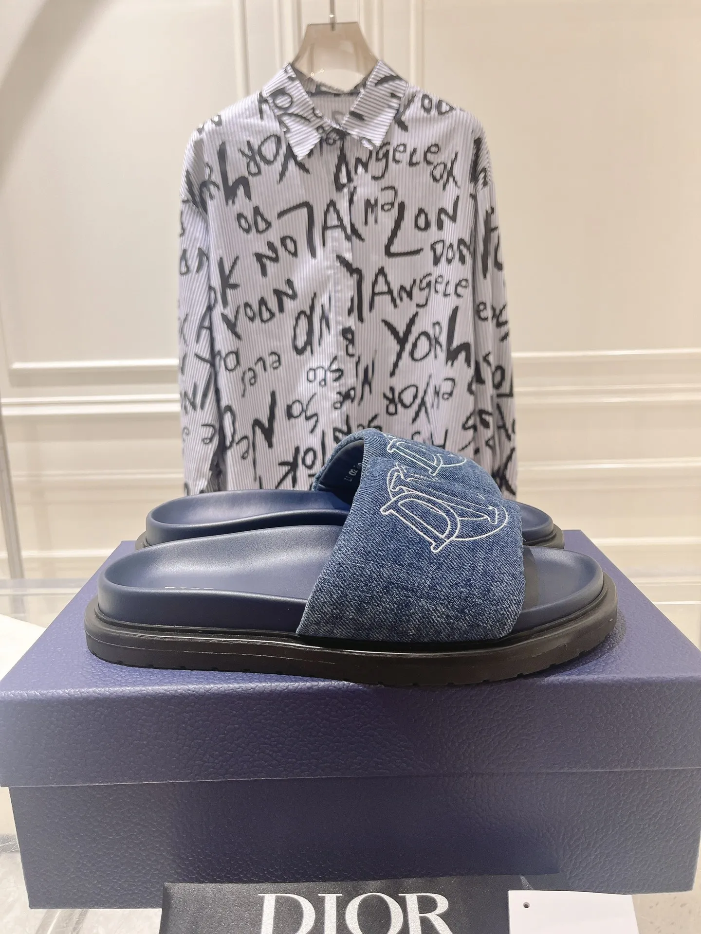 👟👟Ex-factory price 420👟👟 #Men's top version 𝐃𝐈𝐎𝐑# Dior's new men's summer slippers 🔥Purchase the original development Alias ​​sandals are new products in 2024. They are a leisurely and exquisite work. The upper is made of imported denim ➕ calfskin 🔥 Original molded rubber outsole provides the best comfort 🔥 ✔️Size: #38-46